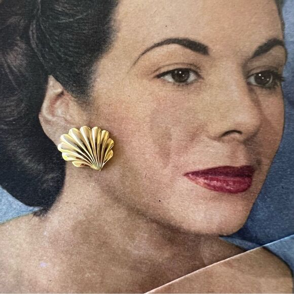 Vintage Gold Pierced Shell Earrings
Very dainty and lightweight - Picture 1 of 3